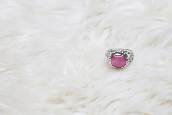 Piedra rosa sobre anillo de plata —  Fotos de Stock