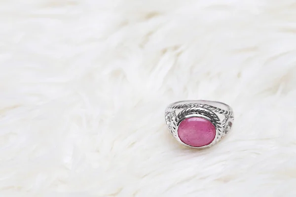 Pedra rosa no anel de prata — Fotografia de Stock