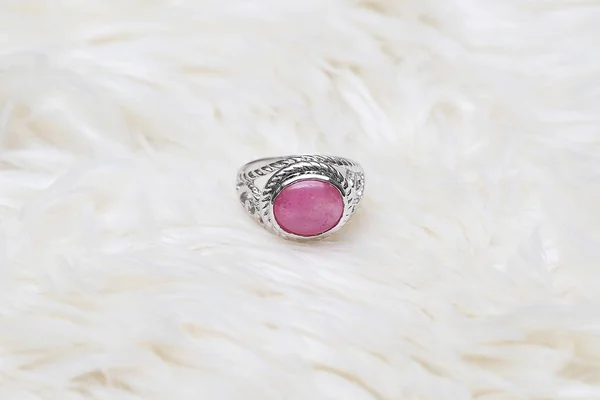 Pink stone on silver ring — ストック写真