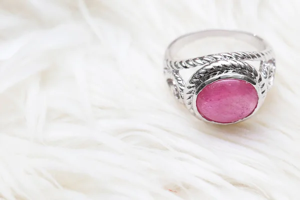 Różowy kamień na srebrnym pierścieniu — Zdjęcie stockowe