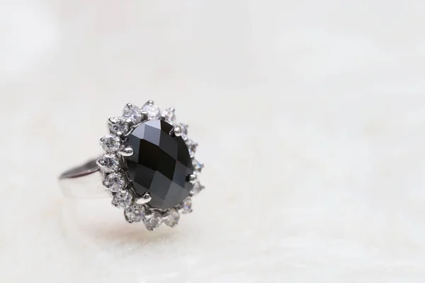 Jasper zwarte edelsteen op diamanten ring Rechtenvrije Stockfoto's