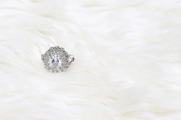 Διαμαντένιο δαχτυλίδι σε λευκό φόντο υφάσματος — Φωτογραφία Αρχείου
