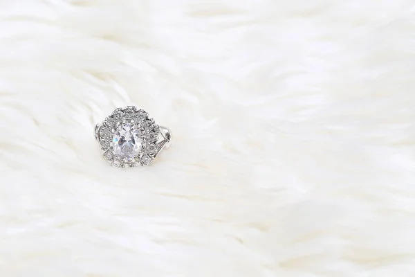 Bague en diamant sur fond de tissu blanc — Photo