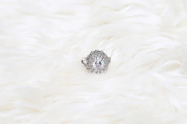 Anillo de diamantes sobre fondo de tela blanca — Foto de Stock