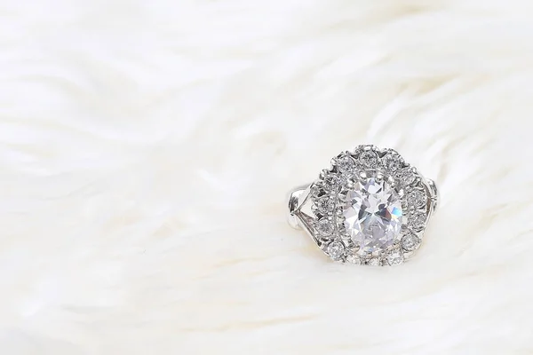 Anel de diamante no fundo tecido branco — Fotografia de Stock