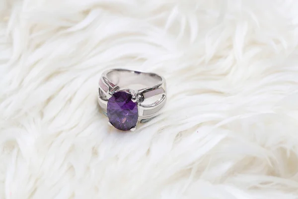 Pierre gemme violette sur bague en argent — Photo