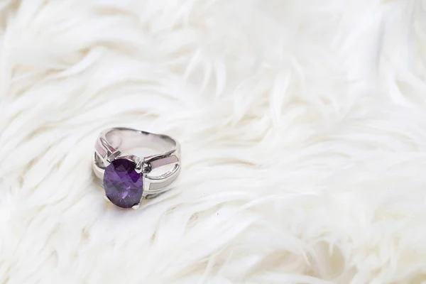 Gema púrpura en anillo de plata —  Fotos de Stock