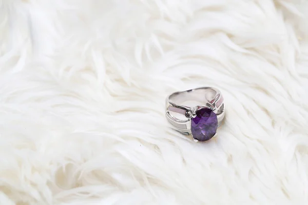 Gema púrpura en anillo de plata — Foto de Stock