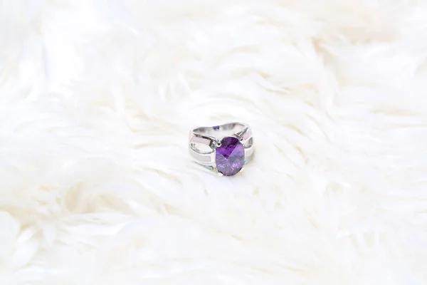 Фиолетовый драгоценный камень на серебряном кольце — стоковое фото