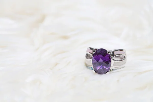 Pedra preciosa roxa no anel de prata — Fotografia de Stock