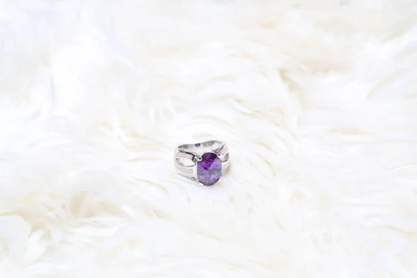 Fioletowy kamień szlachetny na srebrnym pierścieniu — Zdjęcie stockowe