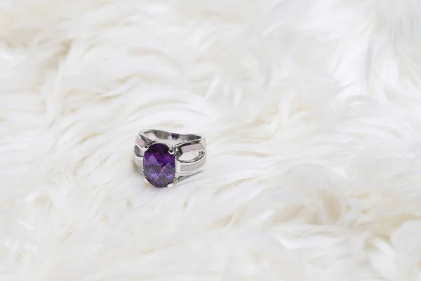 Pierre gemme violette sur bague en argent — Photo