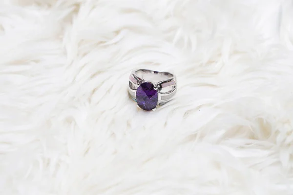 Фиолетовый драгоценный камень на серебряном кольце — стоковое фото