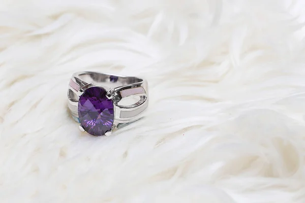 Pedra preciosa roxa no anel de prata — Fotografia de Stock