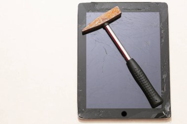 Kırık tablet ve paslı çekiç camı, Ipad.