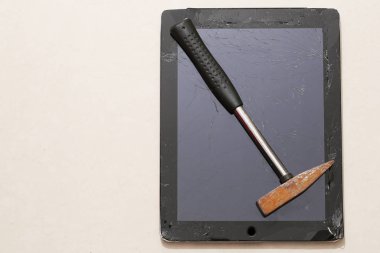 Kırık tablet ve paslı çekiç camı.