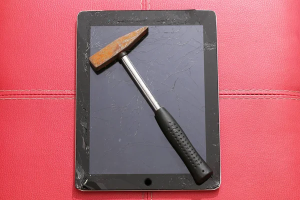 Vidrio plano roto de tableta y martillo oxidado, Ipad — Foto de Stock
