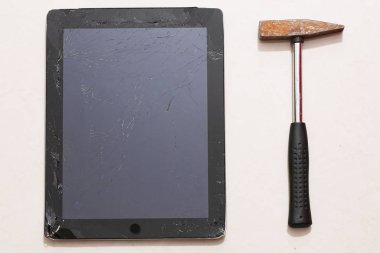 Kırık tablet ve paslı çekiç camı.