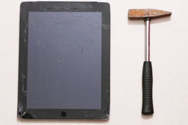 Kırık tablet ve paslı çekiç camı.