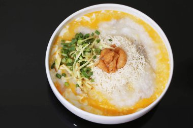 Pirinç lapası, pirinç lapası, yumurta ve domuz eti.