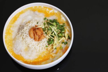 Pirinç lapası, pirinç lapası, yumurta ve domuz eti.