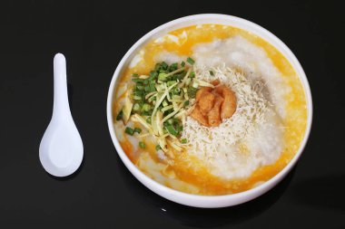 Pirinç lapası, pirinç lapası, yumurta ve domuz eti.