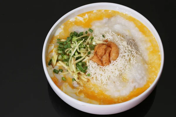 Mingau de arroz, mingau de arroz, com ovo e carne de porco — Fotografia de Stock