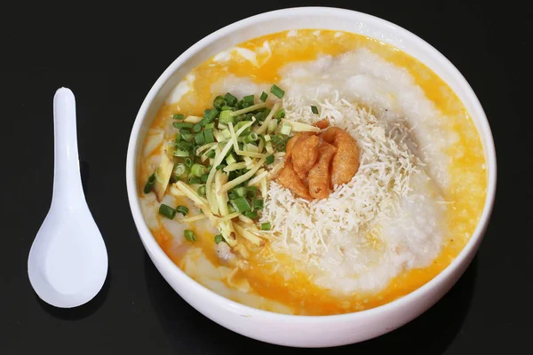 Mingau de arroz, mingau de arroz, com ovo e carne de porco — Fotografia de Stock