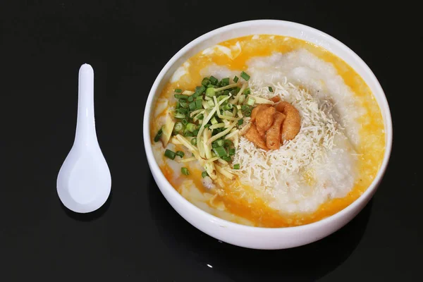 Mingau de arroz, mingau de arroz, com ovo e carne de porco — Fotografia de Stock