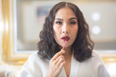 Kozmetikleriyle güzel bir kız makyajı.