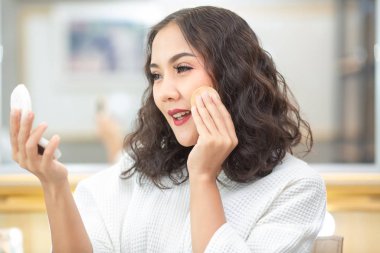 Kozmetikleriyle güzel bir kız makyajı.