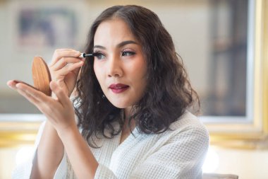 Kozmetikleriyle güzel bir kız makyajı.