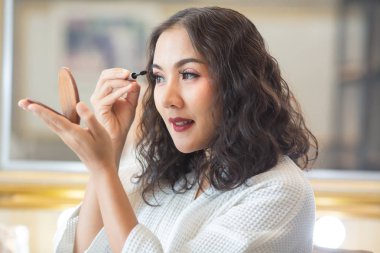 Kozmetikleriyle güzel bir kız makyajı.