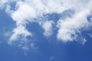 Bulutlu mavi gökyüzü.