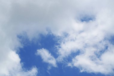 Bulutlu mavi gökyüzü.