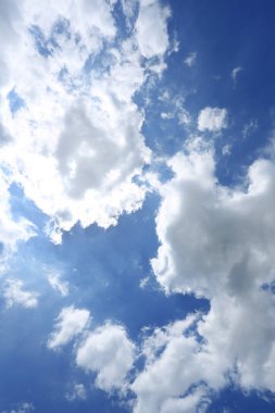 Bulutlu mavi gökyüzü.