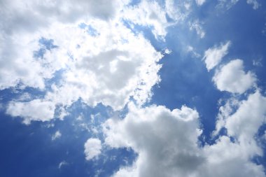 Bulutlu mavi gökyüzü.