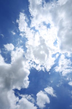 Bulutlu mavi gökyüzü.