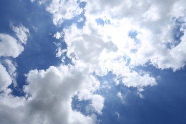 Bulutlu mavi gökyüzü.