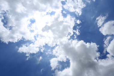 Bulutlu mavi gökyüzü.