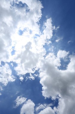 Bulutlu mavi gökyüzü.