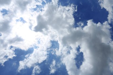 Bulutlu mavi gökyüzü.