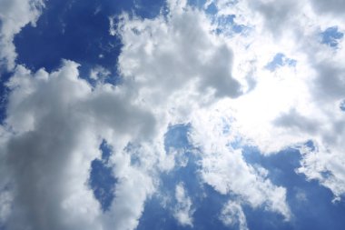 Bulutlu mavi gökyüzü.