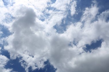 Bulutlu mavi gökyüzü.