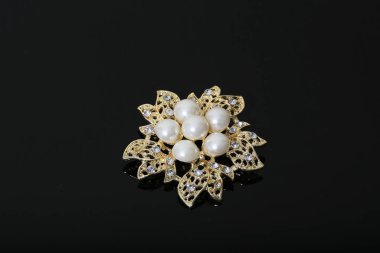 Altın çiçekli ve incili broş.