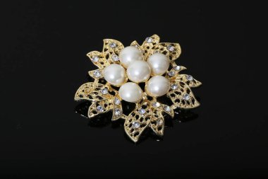 Altın çiçekli ve incili broş.
