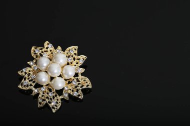 Altın çiçekli ve incili broş.