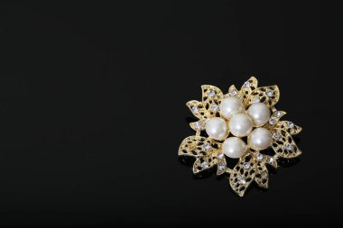 Altın çiçekli ve incili broş.