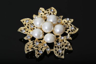 Altın çiçekli ve incili broş.