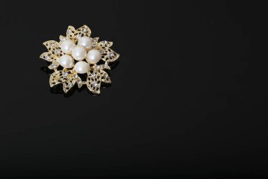 Altın çiçekli ve incili broş.